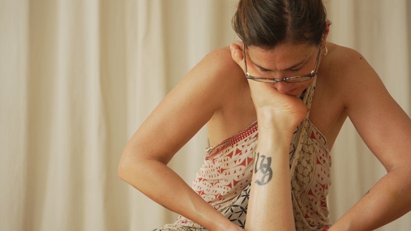 Mujer recibiendo masaje tántrico integrativo en sala de Gavà